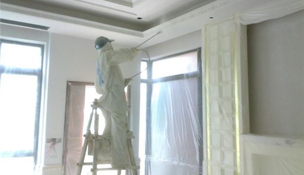 裝修施工：粉刷墻面是用滾輪粉刷還是用機(jī)器噴涂？哪種更好？