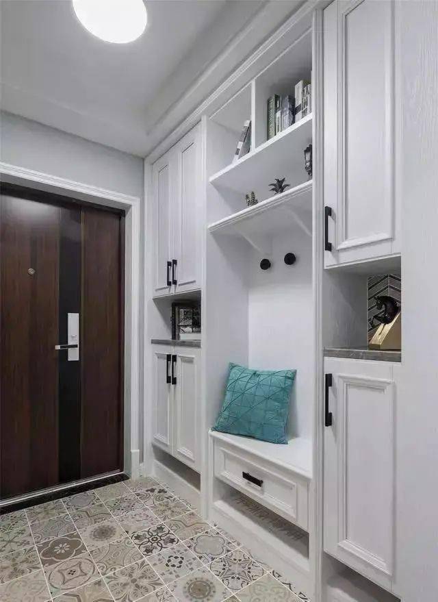 玄關怎么設計比較好看實用？鞋柜換鞋凳成標配 收納功能更是強大